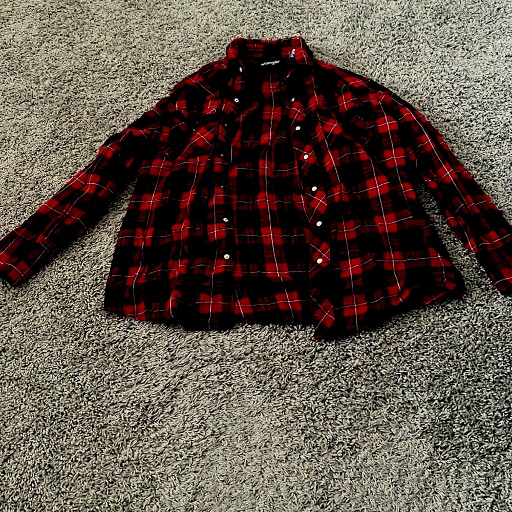 Wrangler flannel size large in Lumberjack colors